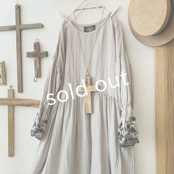 画像3: mifumi／Wトロンのワンピース・グレーに黒花 (3)