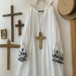 画像2: mifumi／Wトロンのワンピース・白に黒花 (2)