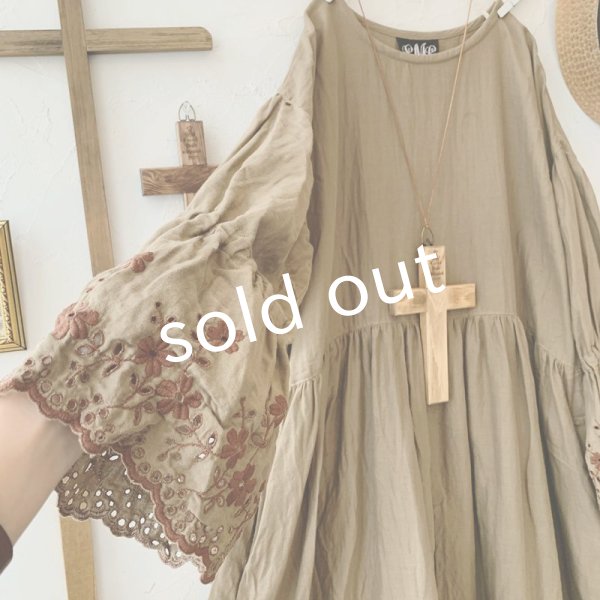 画像3: mifumi／Wトロンのワンピース・カーキに茶花 (3)