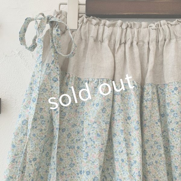 画像2: mifumi／ティアードパッチのスカート・青小花 (2)