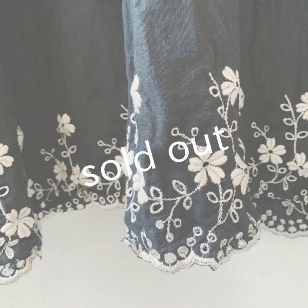 画像5: mifumi／Wトロンのワンピース・黒に生成り花 (5)