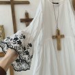 画像4: mifumi／Wトロンのワンピース・白に黒花 (4)