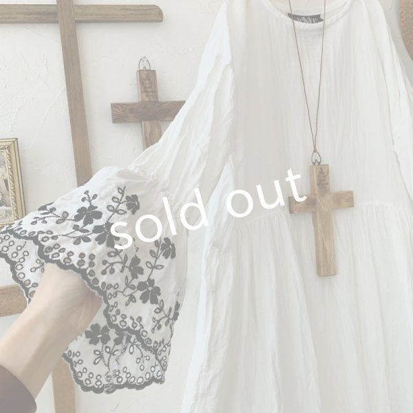 画像4: mifumi／Wトロンのワンピース・白に黒花 (4)