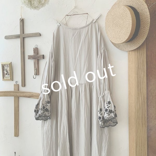 画像6: mifumi／Wトロンのワンピース・グレーに黒花 (6)