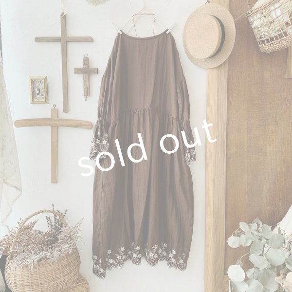 画像5: mifumi／Wトロンのワンピース・茶に生成り花 (5)