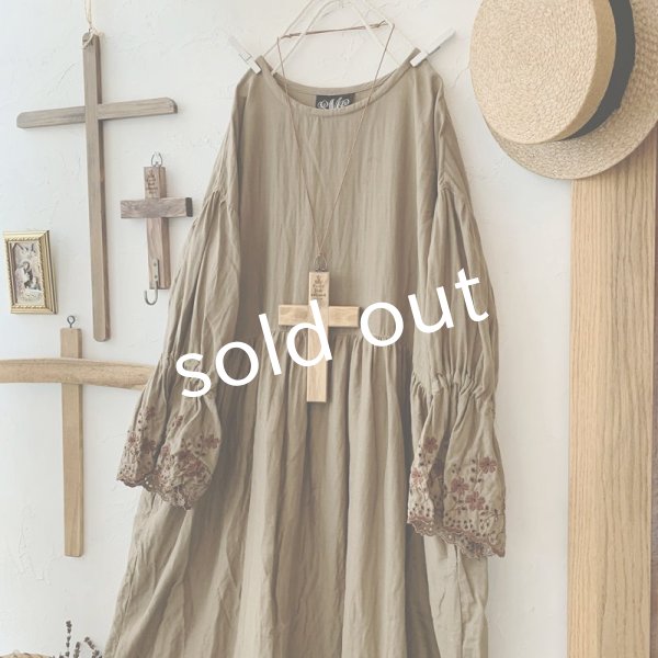 画像2: mifumi／Wトロンのワンピース・カーキに茶花 (2)