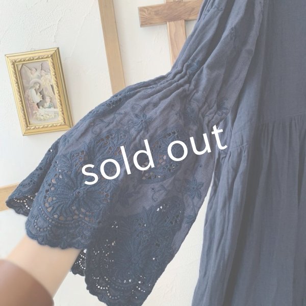 画像3: mifumi／Wトロンのワンピース・ネイビーベル刺繍 (3)