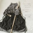 画像7: mifumi／タックとアトリエ刺繍のエプロン・黒 (7)