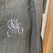 画像5: mifumi／タックとアトリエ刺繍のエプロン・濃灰 (5)