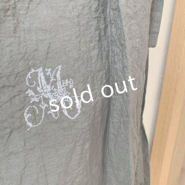 画像5: mifumi／タックとアトリエ刺繍のエプロン・濃灰 (5)