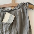 画像2: mifumi／タックとアトリエ刺繍のエプロン・濃灰 (2)