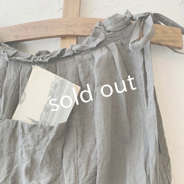画像2: mifumi／タックとアトリエ刺繍のエプロン・濃灰 (2)