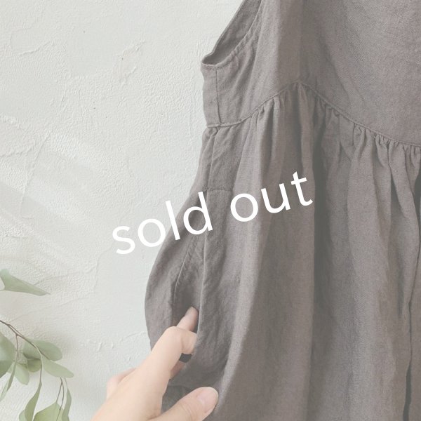 画像3: mifumi/ふたつりぼんのエプロンワンピース・こげ茶 (3)