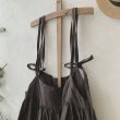 画像2: mifumi／ふたつりぼんのエプロンワンピース・こげ茶 (2)
