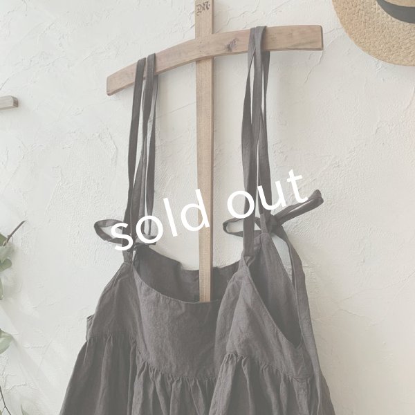 画像2: mifumi/ふたつりぼんのエプロンワンピース・こげ茶 (2)