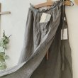 画像4: mifumi／タックとアトリエ刺繍のエプロン・濃灰 (4)