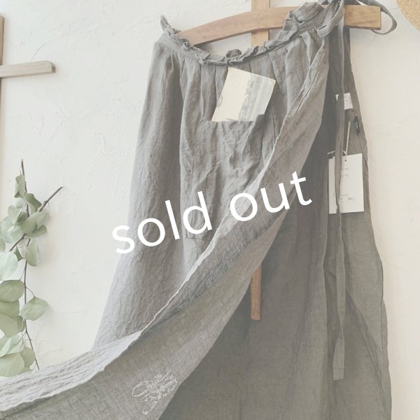 画像4: mifumi／タックとアトリエ刺繍のエプロン・濃灰 (4)