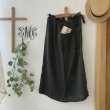 画像1: mifumi／タックとアトリエ刺繍のエプロン・黒 (1)