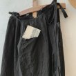 画像2: mifumi／タックとアトリエ刺繍のエプロン・黒 (2)