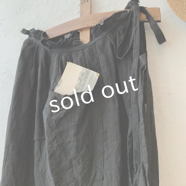 画像2: mifumi／タックとアトリエ刺繍のエプロン・黒 (2)