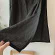 画像5: mifumi／タックとアトリエ刺繍のエプロン・黒 (5)