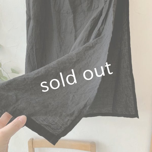 画像5: mifumi／タックとアトリエ刺繍のエプロン・黒 (5)