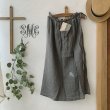 画像1: mifumi／タックとアトリエ刺繍のエプロン・濃灰 (1)