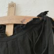 画像3: mifumi／タックとアトリエ刺繍のエプロン・黒 (3)
