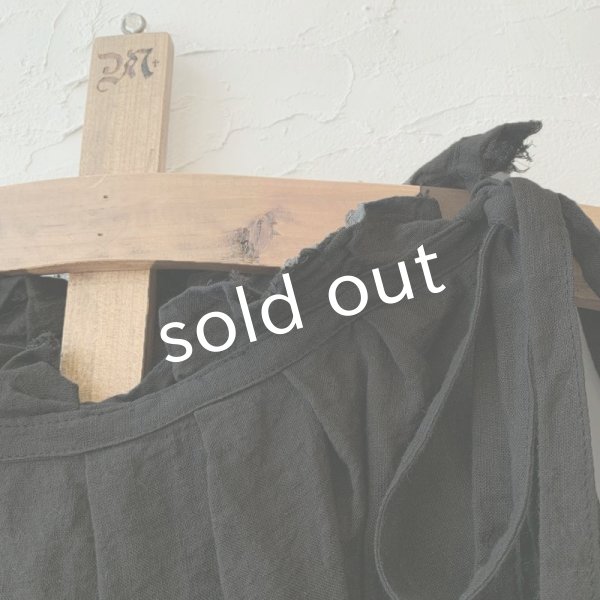 画像3: mifumi／タックとアトリエ刺繍のエプロン・黒 (3)