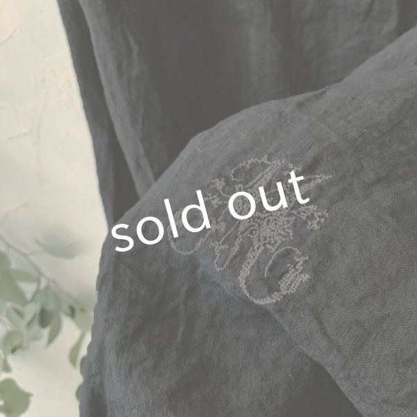 画像4: mifumi／タックとアトリエ刺繍のエプロン・黒 (4)