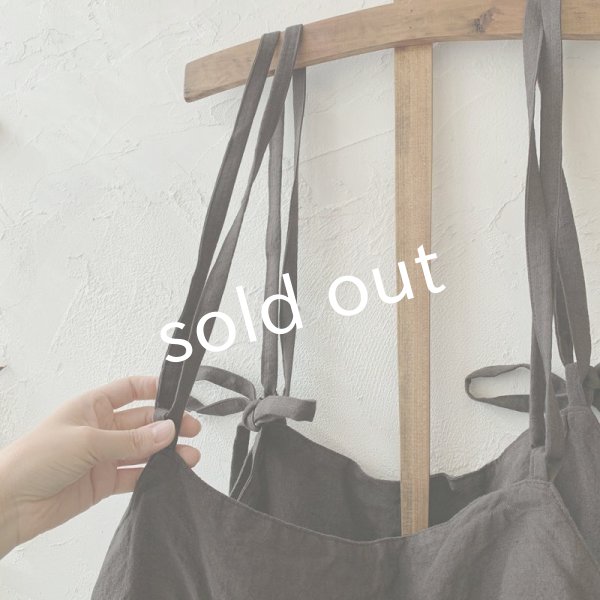 画像4: mifumi/ふたつりぼんのエプロンワンピース・こげ茶 (4)