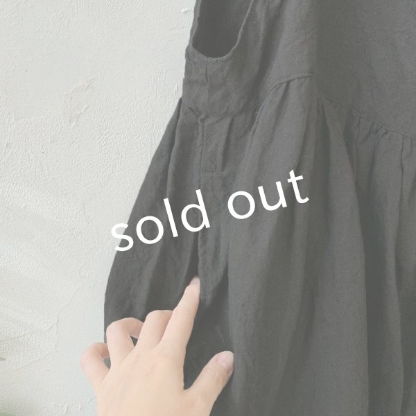 画像4: mifumi/ふたつりぼんのエプロンワンピース・黒 (4)