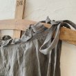 画像3: mifumi／タックとアトリエ刺繍のエプロン・濃灰 (3)