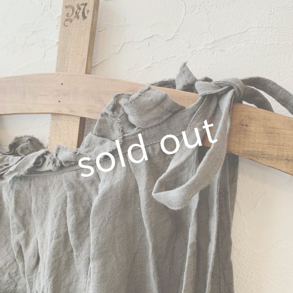 画像3: mifumi／タックとアトリエ刺繍のエプロン・濃灰 (3)