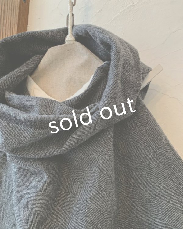 画像2: MARCHE' DE SOEUR／ウールへリンボンのポンチョ・杢チャコール (2)