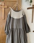 画像2: mifumi／アトリエ刺繍 キャロルのドレス・濃灰×エクリュ (2)