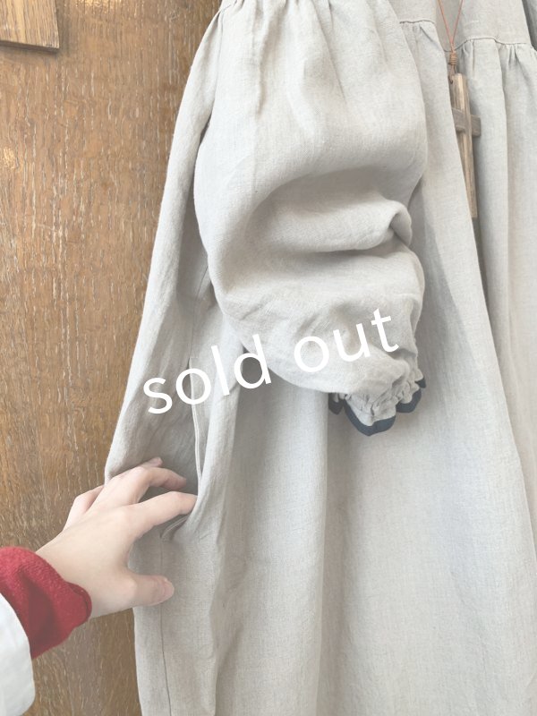 画像9: kosatofuku／リネンのスモックギャザーロングワンピース・ベージュ (9)