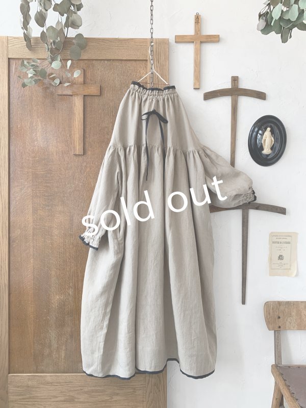 画像10: kosatofuku／リネンのスモックギャザーロングワンピース・ベージュ (10)