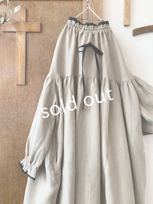画像11: kosatofuku／リネンのスモックギャザーロングワンピース・ベージュ (11)