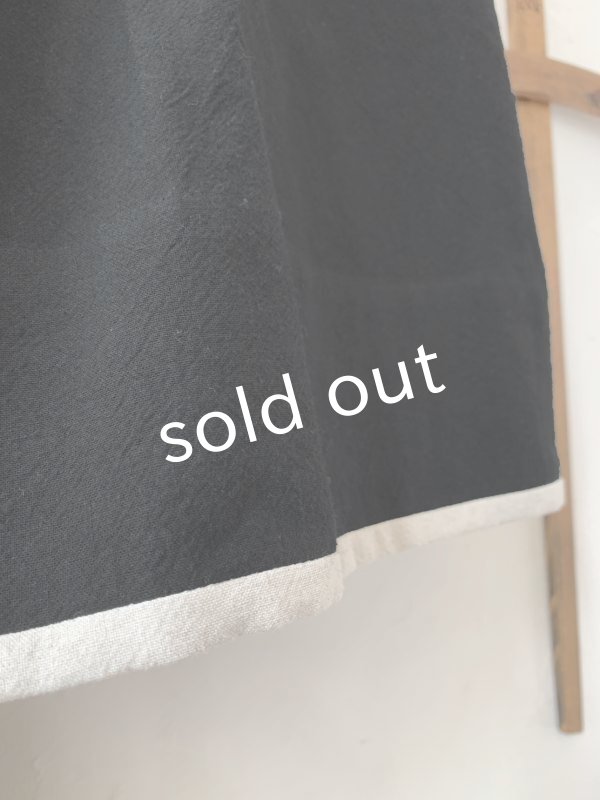 画像9: kosatofuku／リネンのスモックギャザーロングワンピース・ブラック (9)