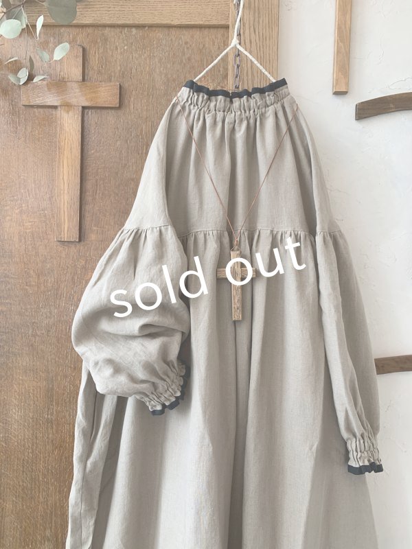 画像2: kosatofuku／リネンのスモックギャザーロングワンピース・ベージュ (2)
