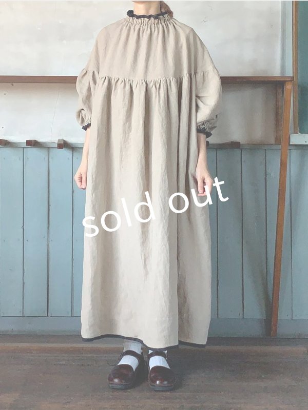 画像13: kosatofuku／リネンのスモックギャザーロングワンピース・ベージュ (13)