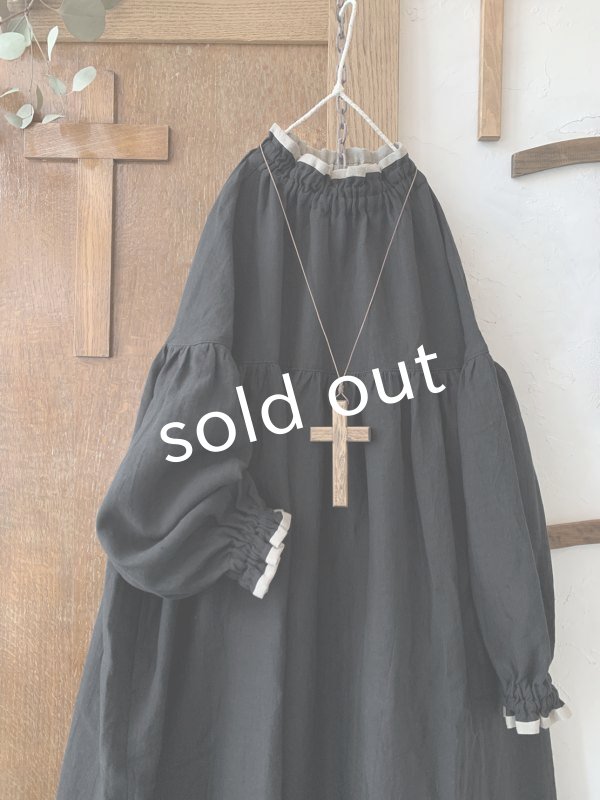 画像4: kosatofuku／リネンのスモックギャザーロングワンピース・ブラック (4)