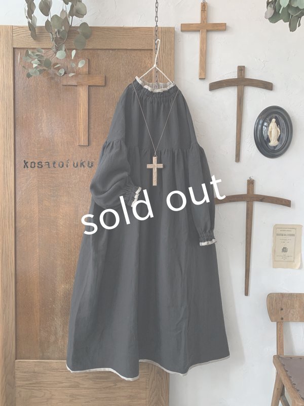 画像3: kosatofuku／リネンのスモックギャザーロングワンピース・ブラック (3)