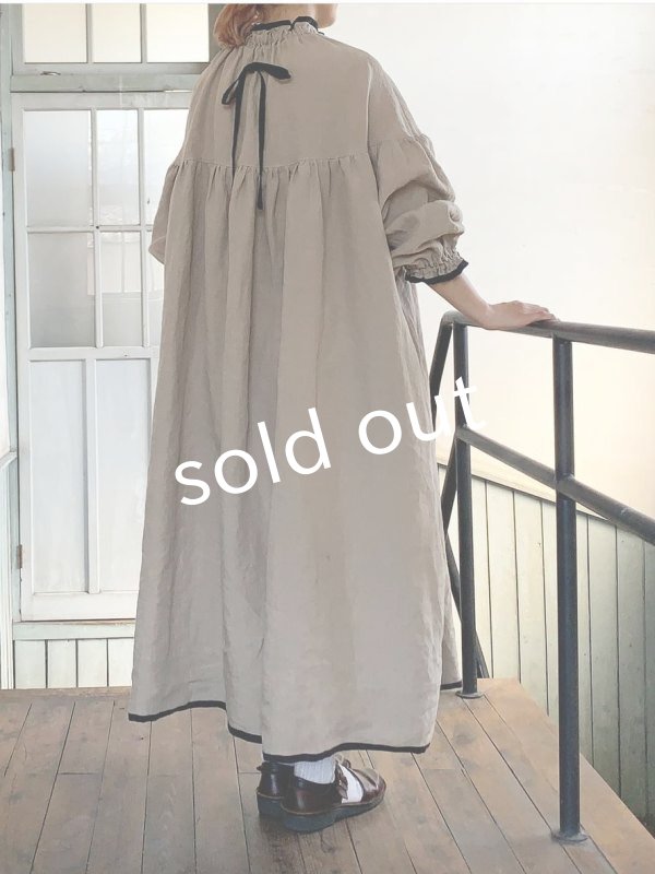 画像12: kosatofuku／リネンのスモックギャザーロングワンピース・ベージュ (12)