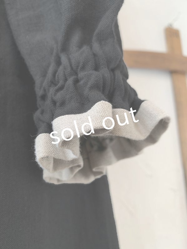 画像6: kosatofuku／リネンのスモックギャザーロングワンピース・ブラック (6)