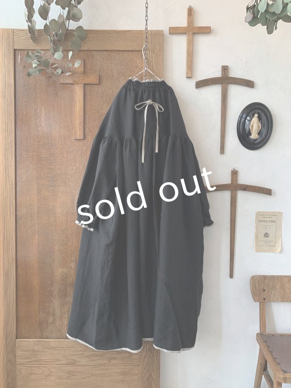 画像8: kosatofuku／リネンのスモックギャザーロングワンピース・ブラック (8)