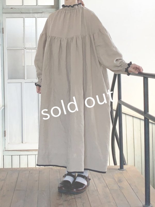 画像14: kosatofuku／リネンのスモックギャザーロングワンピース・ベージュ (14)