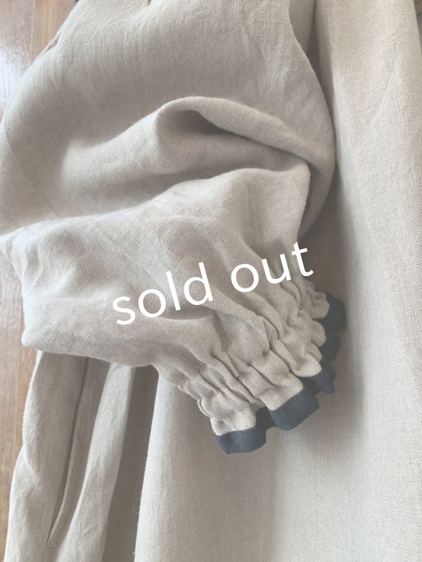 画像3: kosatofuku／リネンのスモックギャザーロングワンピース・ベージュ (3)