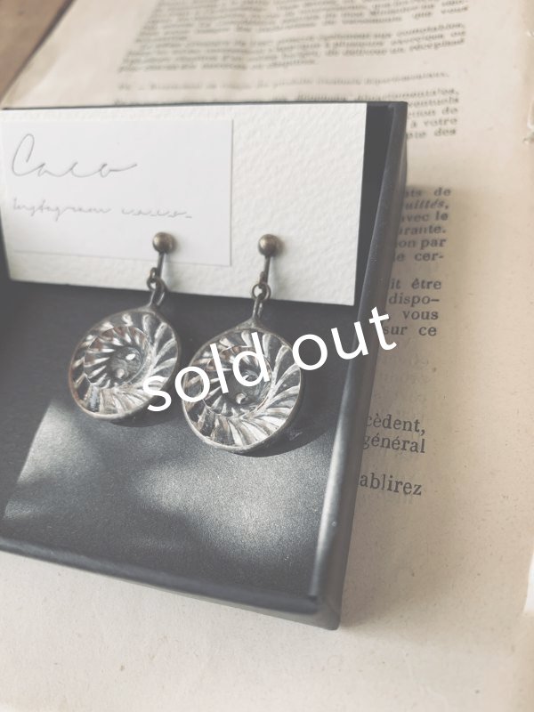 画像2: caco grass works/ヴィンテージガラスボタンのイヤリング・C (2)